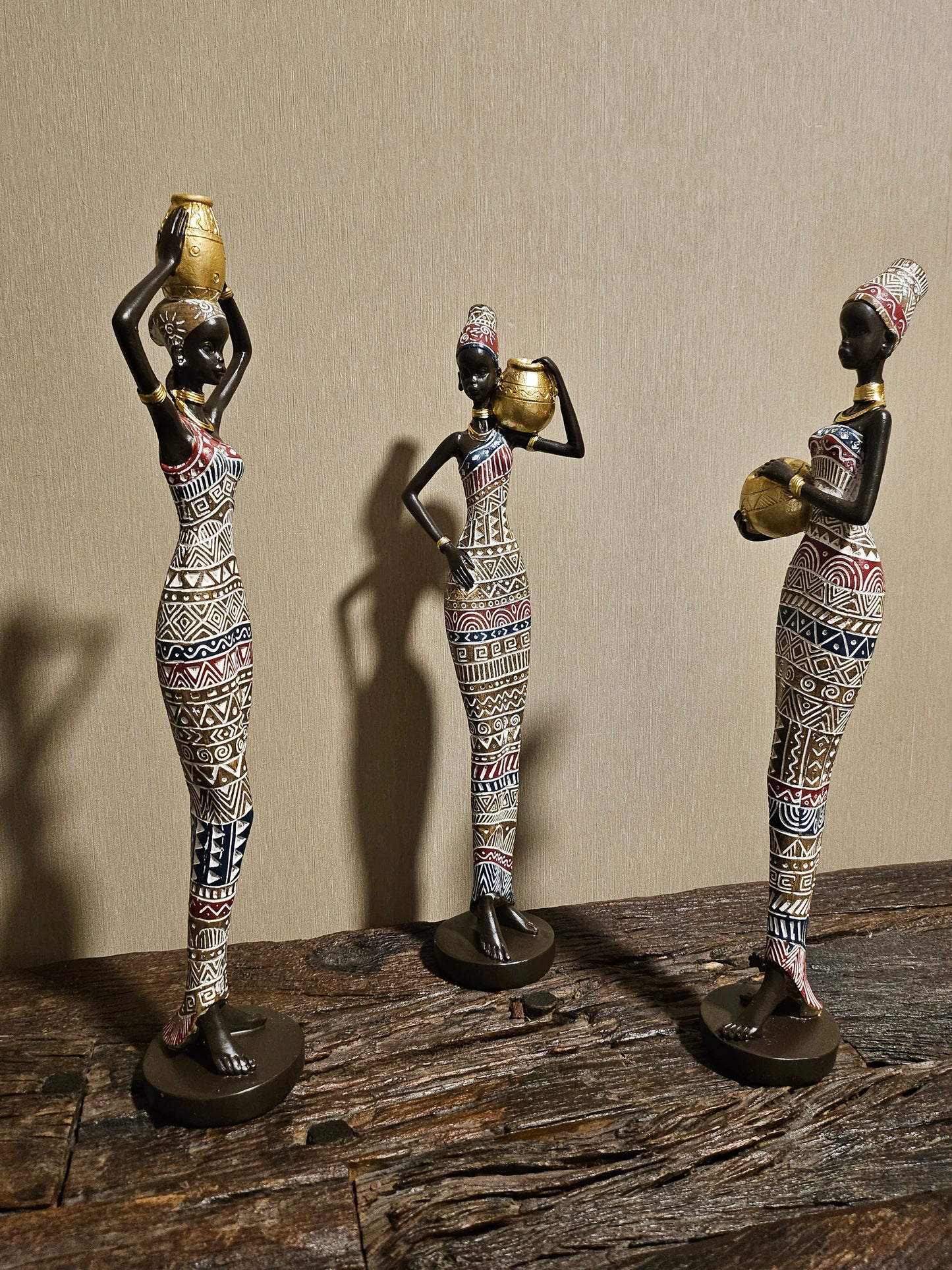 Afrikaanse Stamvrouw Decoratie Beeldje (Handgeschilderde Hars Sculptuur)