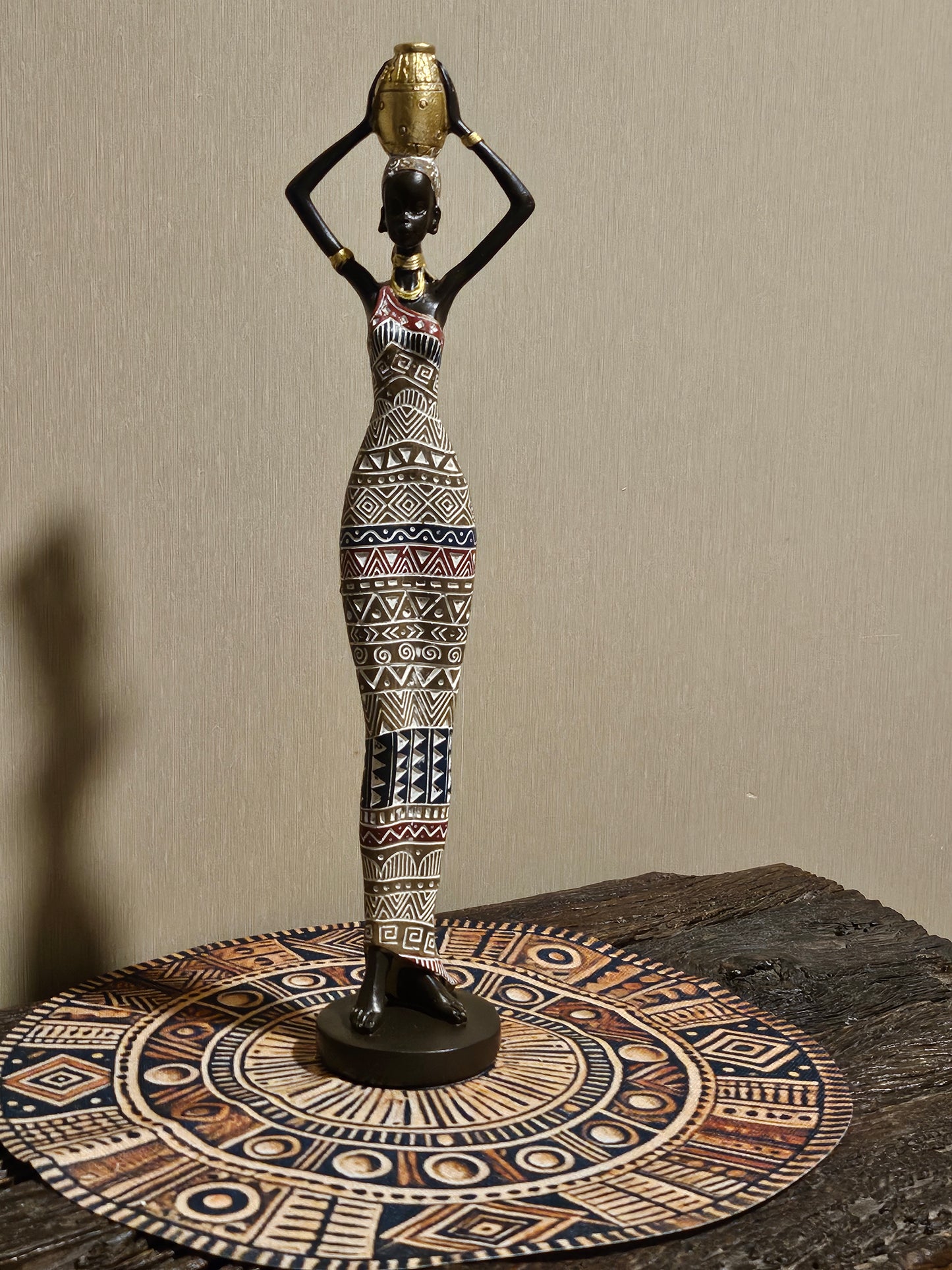 Afrikaanse Stamvrouw Decoratie Beeldje (Handgeschilderde Hars Sculptuur)